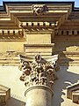 Dettaglio della facciata: capitello corinzio e trabeazione