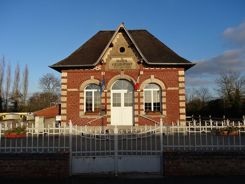 File:Vieux-Pont-en-Auge, Mairie.JPG