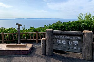 弥彦山頂から望む佐渡島