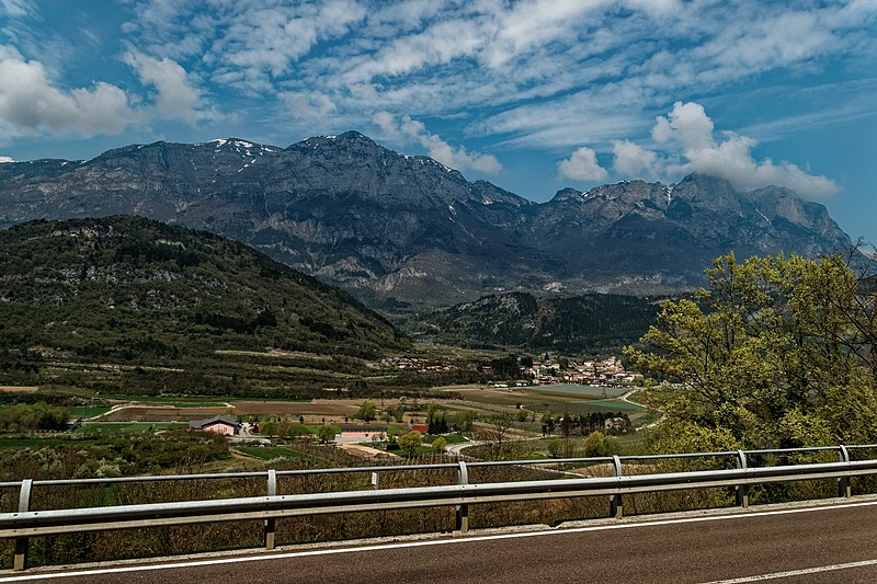 File:Vigolo Baselga - Strada di Vigolo Baselga - View North towards Terlago.jpg