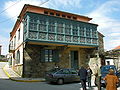 Edificio con galerías en Vila de Cruces.