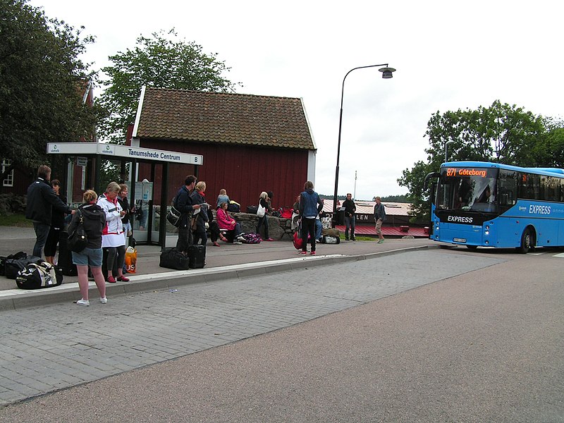 File:Waiting for extra bus - panoramio.jpg