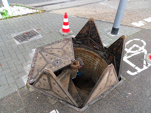 WiesbadenBahnhofsplatzSalzbachkanalAbstiegsöffnungTreppe