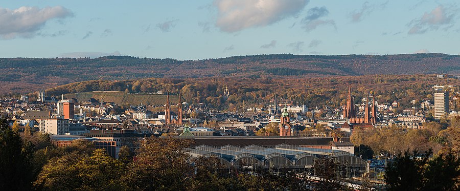 Wiesbaden: Name der Stadt, Geographie, Stadtbild
