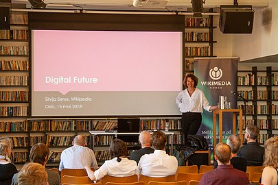 Silvia Seres innleder på et wikitreff på Litteraturhuset i Oslo i mai 2018