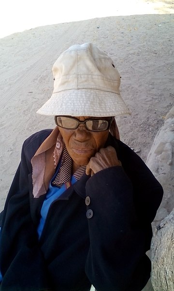 File:Wise old hands in Letlhakeng Botswana.jpg