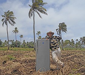 С холодильником под пальмами (Тонга) Фото сделано в Экспедиции к островам Океании