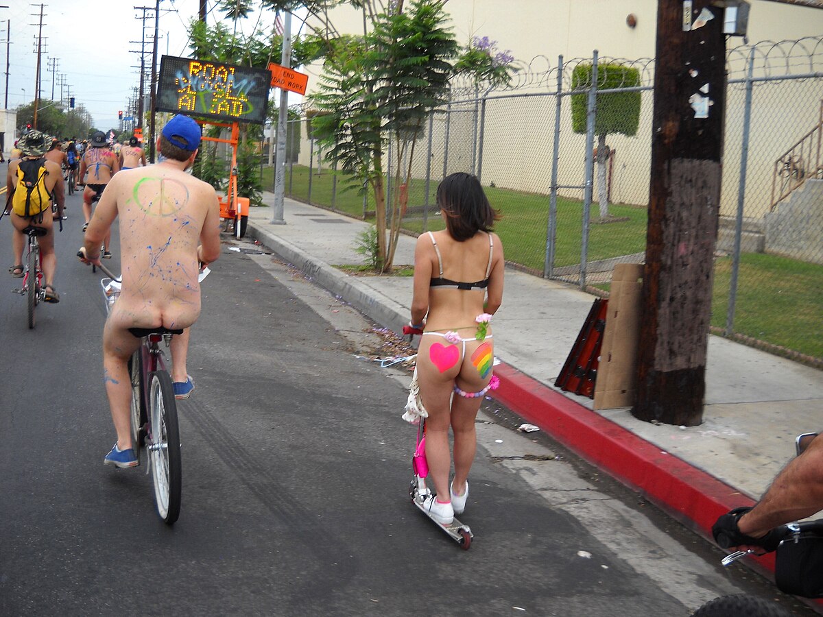 File:World Naked Bike Ride, Los Angeles (2015) (19353467623).jpg - Wikimedi...