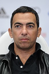 Photographie montrant Youri Djorkaeff de face.