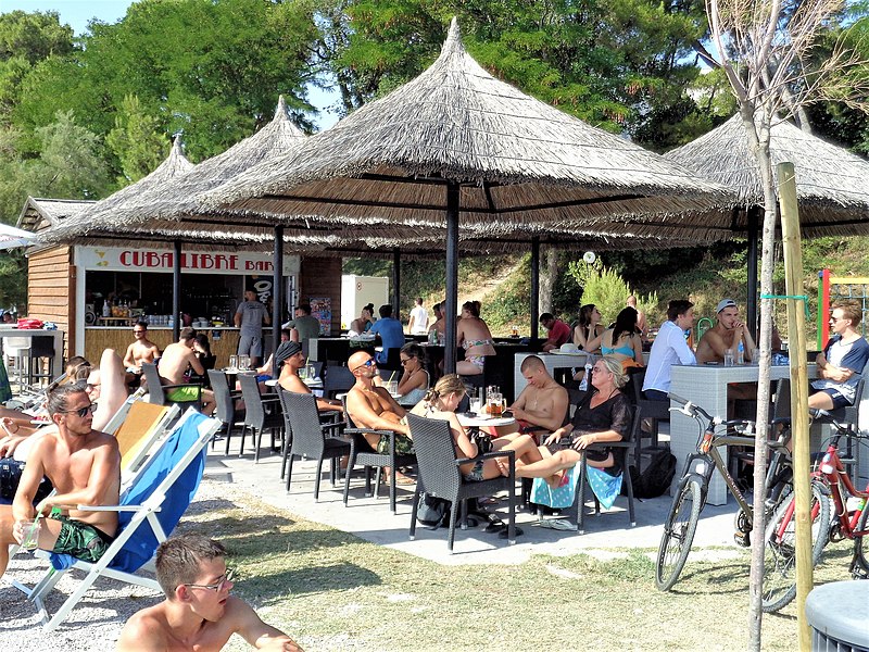 File:Zadar - bar Cuba Libre na plaži Kolovare.jpg