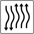 Zeichen 514–25 Verschwenkungs­tafel, kurze Verschwenkung – mit Gegenverkehr – nach rechts dreistreifig in Fahrtrichtung und zweistreifig in Gegenrichtung