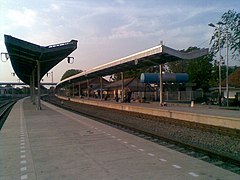 Stasiun Cirebon Prujakan tampak peron pasca-renovasi 2011.