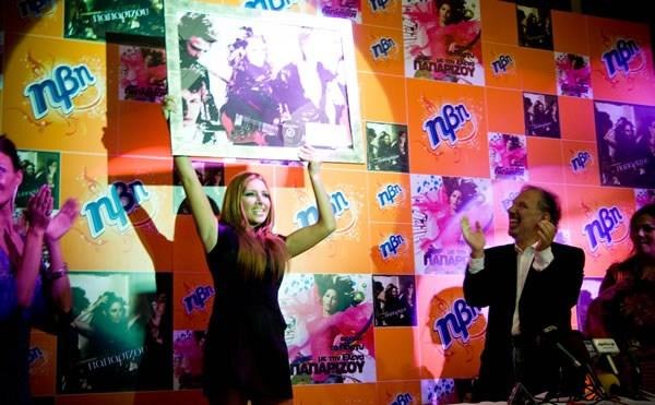 Paparizou receiving the platinum certification for Vrisko To Logo Na Zo.