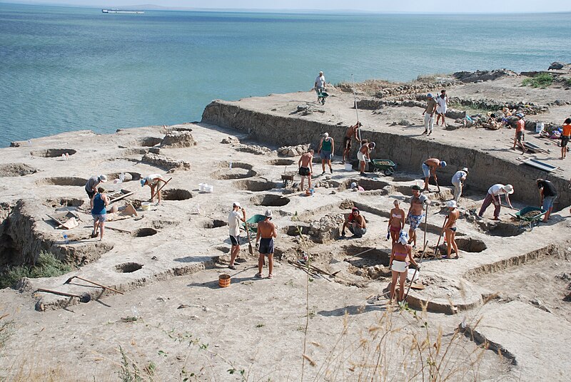 File:Археологическая экспедиция лета 2012 г. на раскопах городища Гермонасса-Тмутаракань.JPG