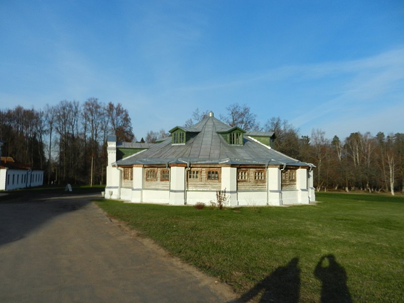 File:Круглая конюшня - panoramio.jpg