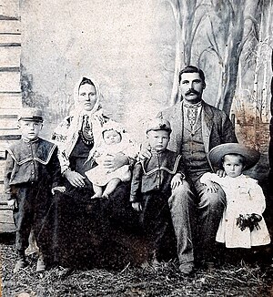 Максим Олексійович Пономаренко з родиною, село Козари 1909.jpg