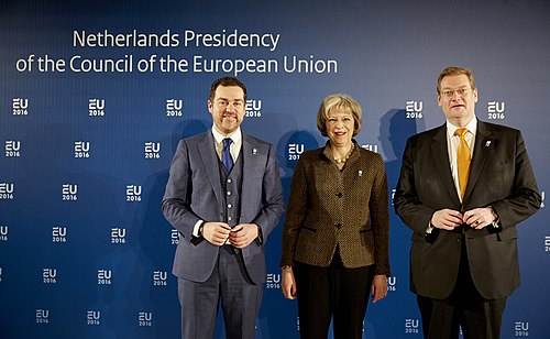 Staatssecretaris van Veiligheid en Justitie van Nederland Klaas Dijkhoff, minister van Binnenlandse Zaken Theresa May en minister van Veiligheid en Justitie van Nederland Ard van der Steur op 25 januari 2016.