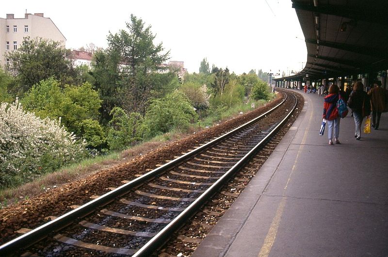 File:192R08180490 Bereich künftige Trasse der U6, Blick von Bahnhof Floridsdorf Bahnsteig auf den Bereich der künftigen Endstelle der U6.jpg