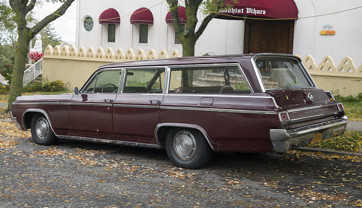 Download File:1964 Oldsmobile Dynamic 88 Fiesta station wagon, rear left side.jpg - Wikimedia Commons