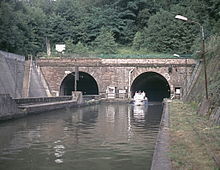 Westlicher Tunnelmund bei Arzviller, rechts das Gleis der Treidelbahn, links der Tunnel der Bahnstrecke Paris–Strasbourg