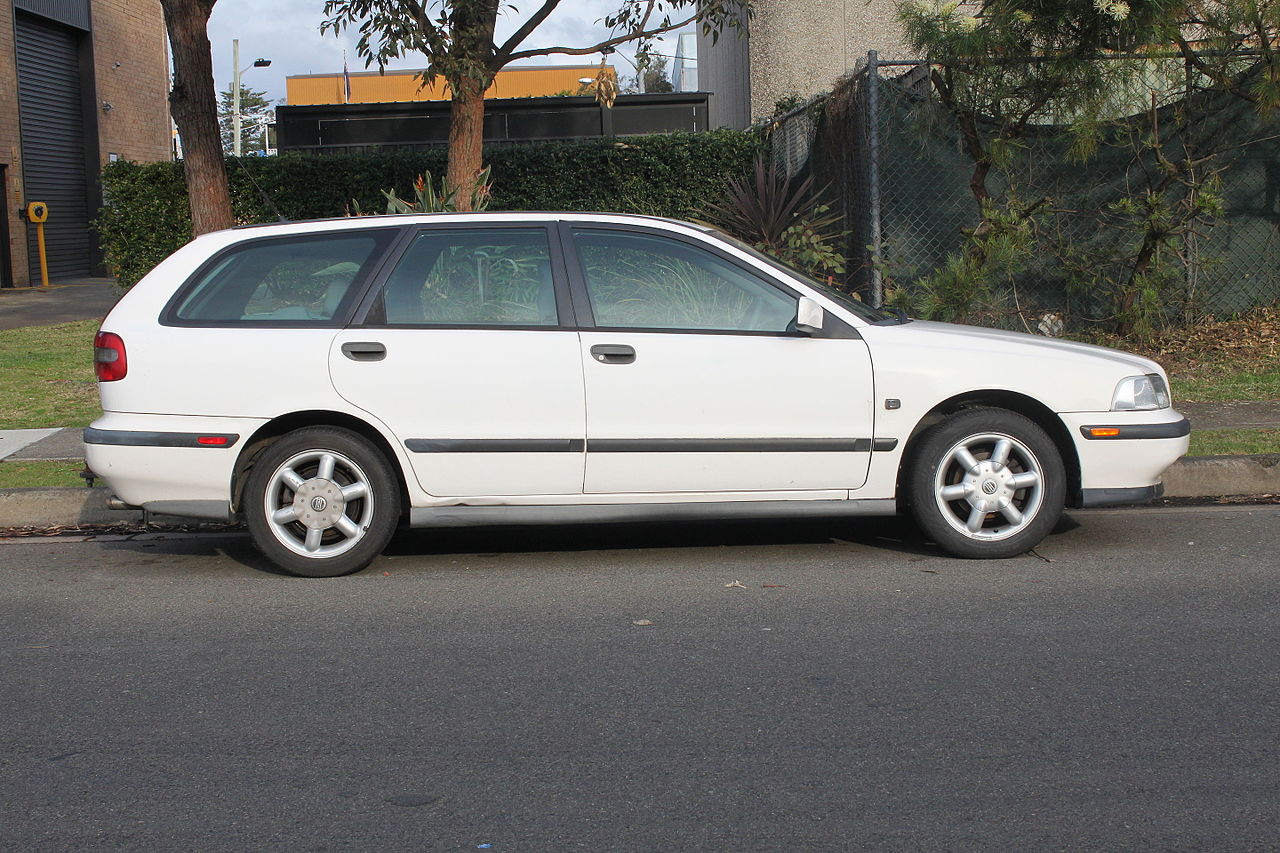 Image of 1998 Volvo V40 2.0 station wagon (22257467242)