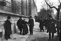 Arrestation d'une femme le 1er mai 1907 par des gendarmes.