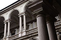 لوجي على شكل نافذة فينيسية ، في قصر بربارة في ميلانو بإيطاليا