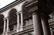 Двуетажна галерия, подобна на лоджия във вътрешния двор на Палацо Брера в Милано, Италия. Архитект Г. Пиермарини, 1780.