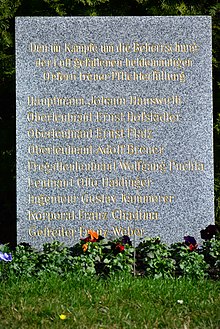 Ehrengrab der verunglückten Militär-Luftschiffer am Wiener Zentralfriedhof: Gruppe 0, Reihe F, Nummer 1 (vis-a-vis der Gräber Gruppe 0, Reihe 0, Nummer 69–71)