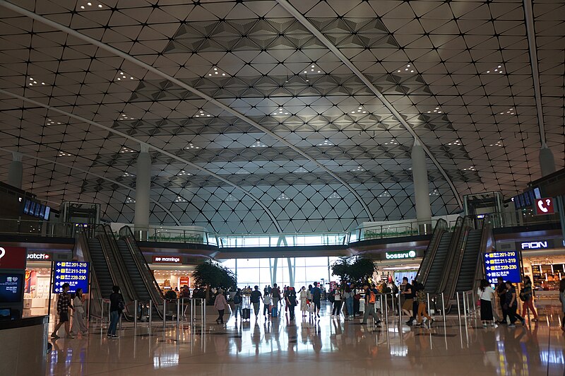 File:201610 Main Hall of Midfield Concourse.jpg