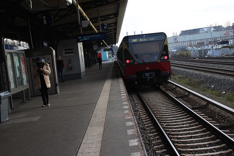 File:2021-01-02 am Bahnhof Halensee 05.jpg