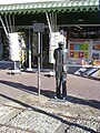 Aart van Bennekom, uitkijkend naar de tram. Monument in het centrum van Bennekom.