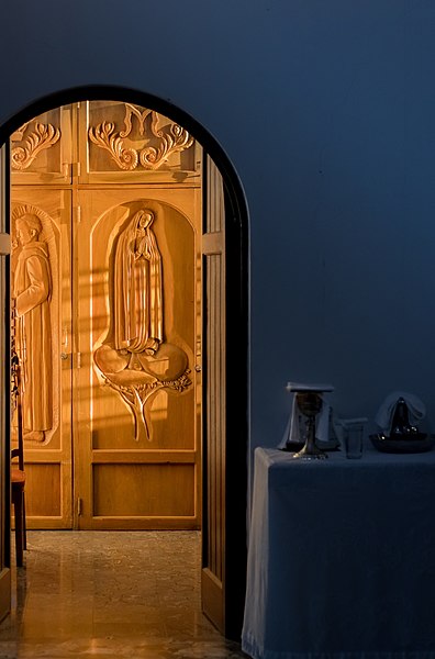 File:Acabados de madera esculpida en el interior de la iglesia de Nuestra Señora de Fátima.jpg