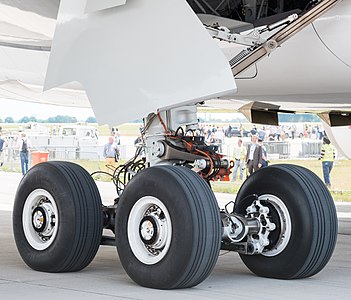 The A350-900 has a four-wheel main gear for a 283 t (624,000 lb) MTOW.