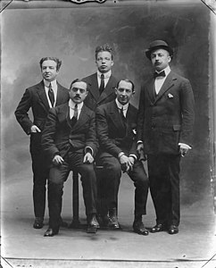 Aldo Palazzeschi, Carlo Carrà, Giovanni Papini, Umberto Boccioni, Filippo Tommaso Marinetti, 1914.