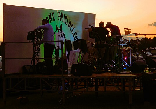 Allestimento del palco per il concerto alla 'Sagra della costarella' a Bassano Romano (Lazio)