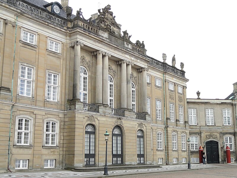 File:Amalienborg Palace - DSC07129.JPG