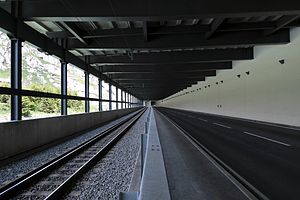 Beschermende galerij aan de zuidzijde van de tunnel voor weg- en spoorverkeer (2015).