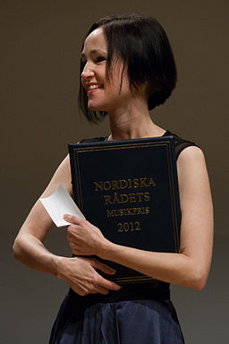 Anna Thorvaldsdottir . Prisutdelning vid Nordiska raoedets session i Helsingfors 2012