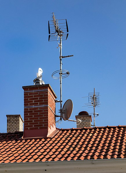 File:Antennae on the roof of Gamla Strandgatan 12, Gamlestan, Lysekil.jpg