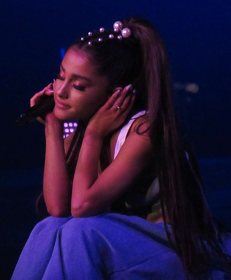 Ariana Grande (32426961944) (cropped).jpg