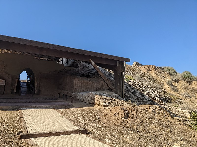 File:Ashkelon – The Canaanite city gate and ramparts.jpg