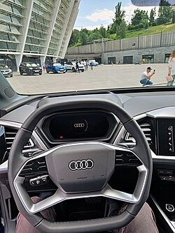 Audi_Q4_e-tron_at_iForum_2021_in_Kyiv_04_steering_wheel