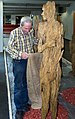 English: The construction of the exhibition "Traces of humanity" in Munich in the house of the Munich trade unions. Andreas Kuhnlein arranges the sculptures of "Departure" in the right order. Deutsch: Der Aufbau der Ausstellung "Spuren des Menschseins" im Münchner Gewerkschaftshaus. Andreas Kuhnlein gruppiert seine Skulpturen des "Aufbruch" in der richtigen Reihenfolge.