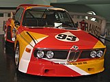 La BMW Art car dessinée par Alexander Calder a été conduite au Mans par Hervé Poulain, Sam Posey et Jean Guichet.