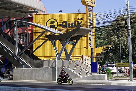 ไฟล์:BTS_Phahon_Yothin_24_-_Entrance_escalator.jpg