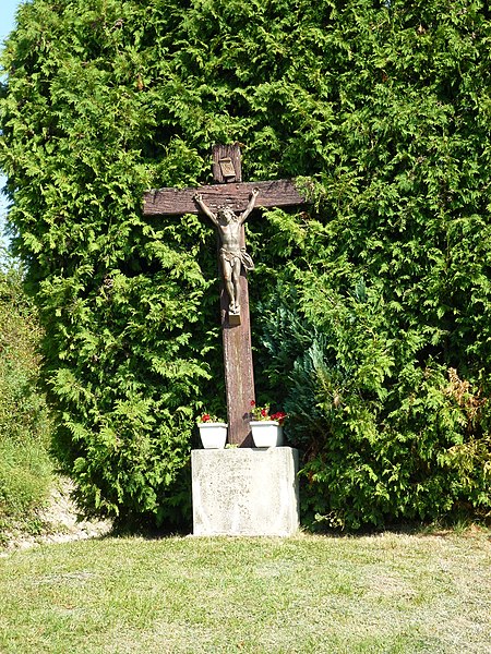 File:Baâlons (Ardennes) croix de chemin.JPG