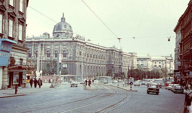 File:Babenbergerstrasse a Mariahilfer Strasse felől nézve, balra a Kunsthistorisches Museum. Fortepan 58900.jpg