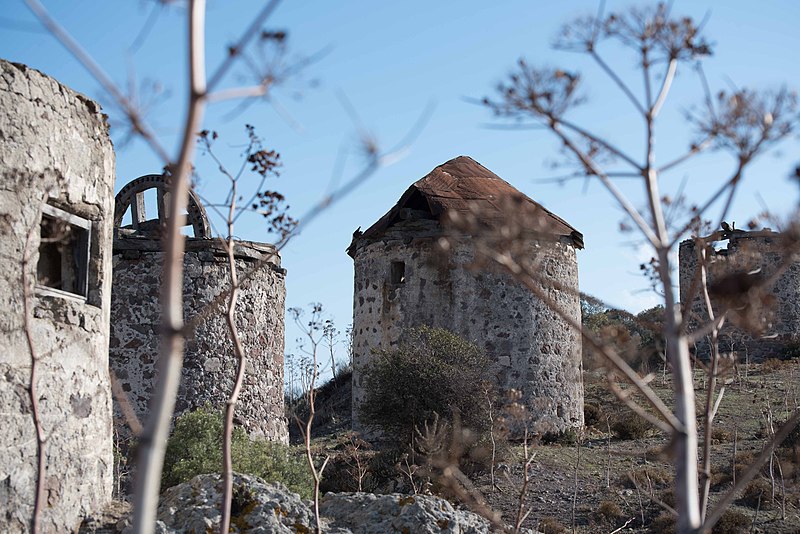 File:Bagla Windmühlen.jpg