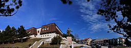 Det centrale torv i Bajram Curri, med kulturcentret og statuen over Bajram Curri.